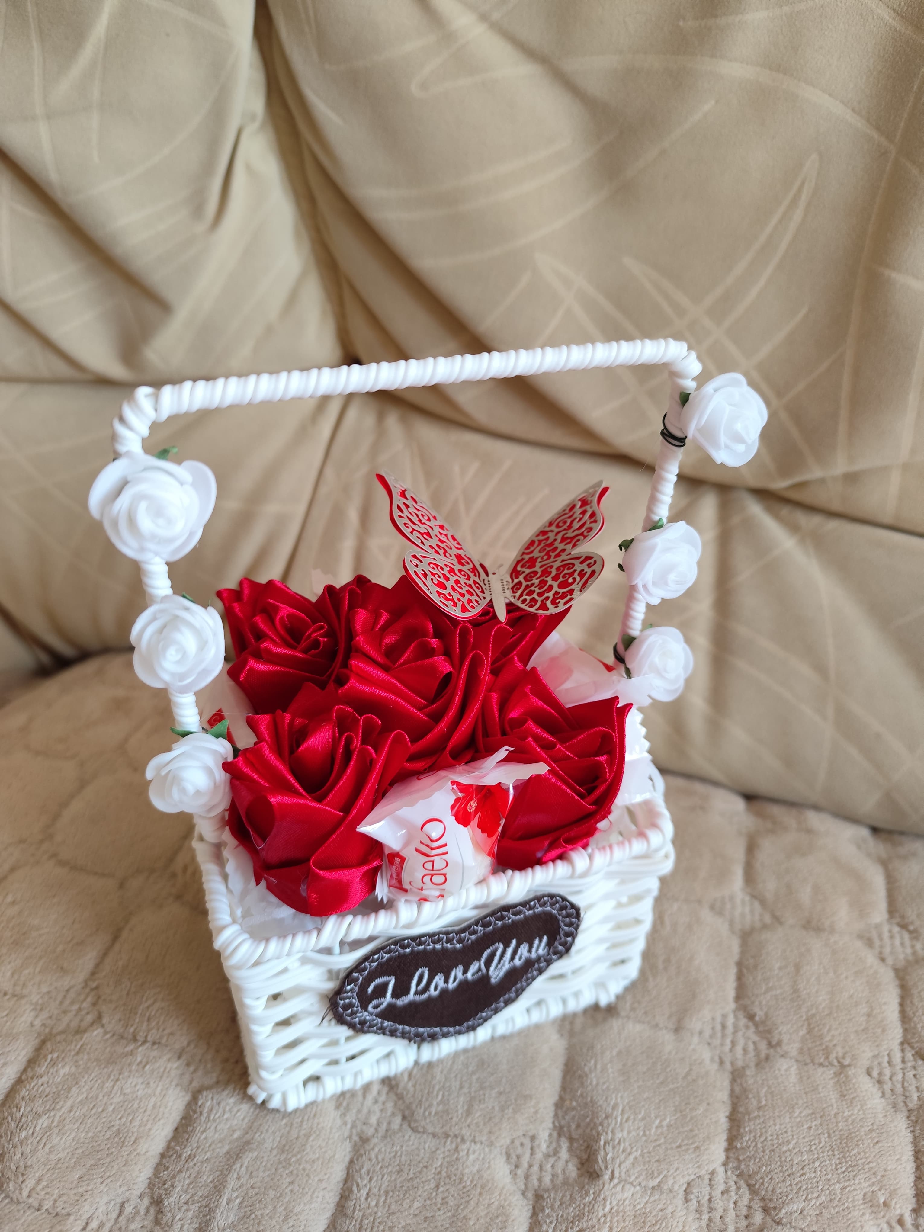 Crvene ruže u poklon korpici