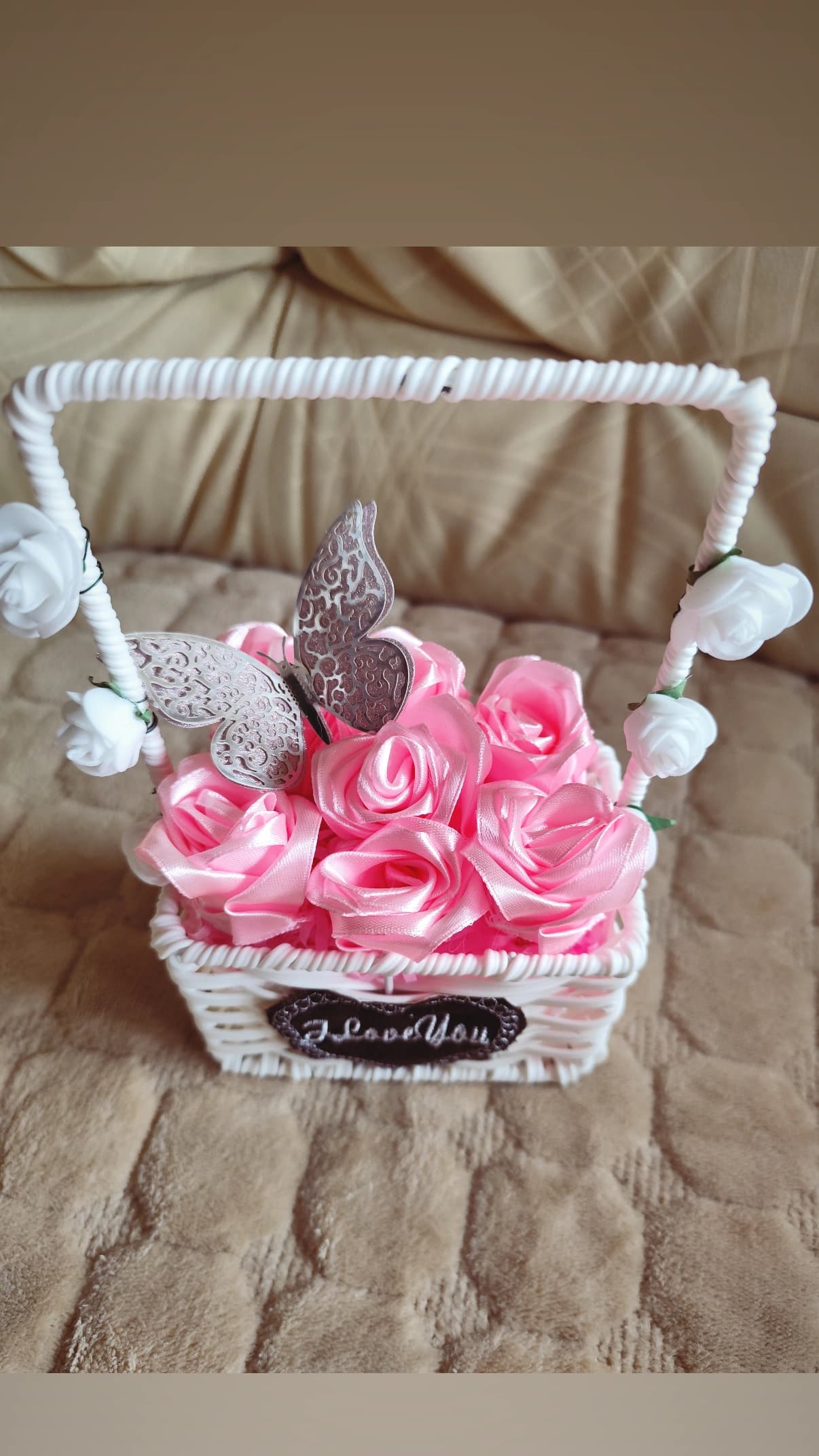 Roze ruže u elegantnoj poklon korpici