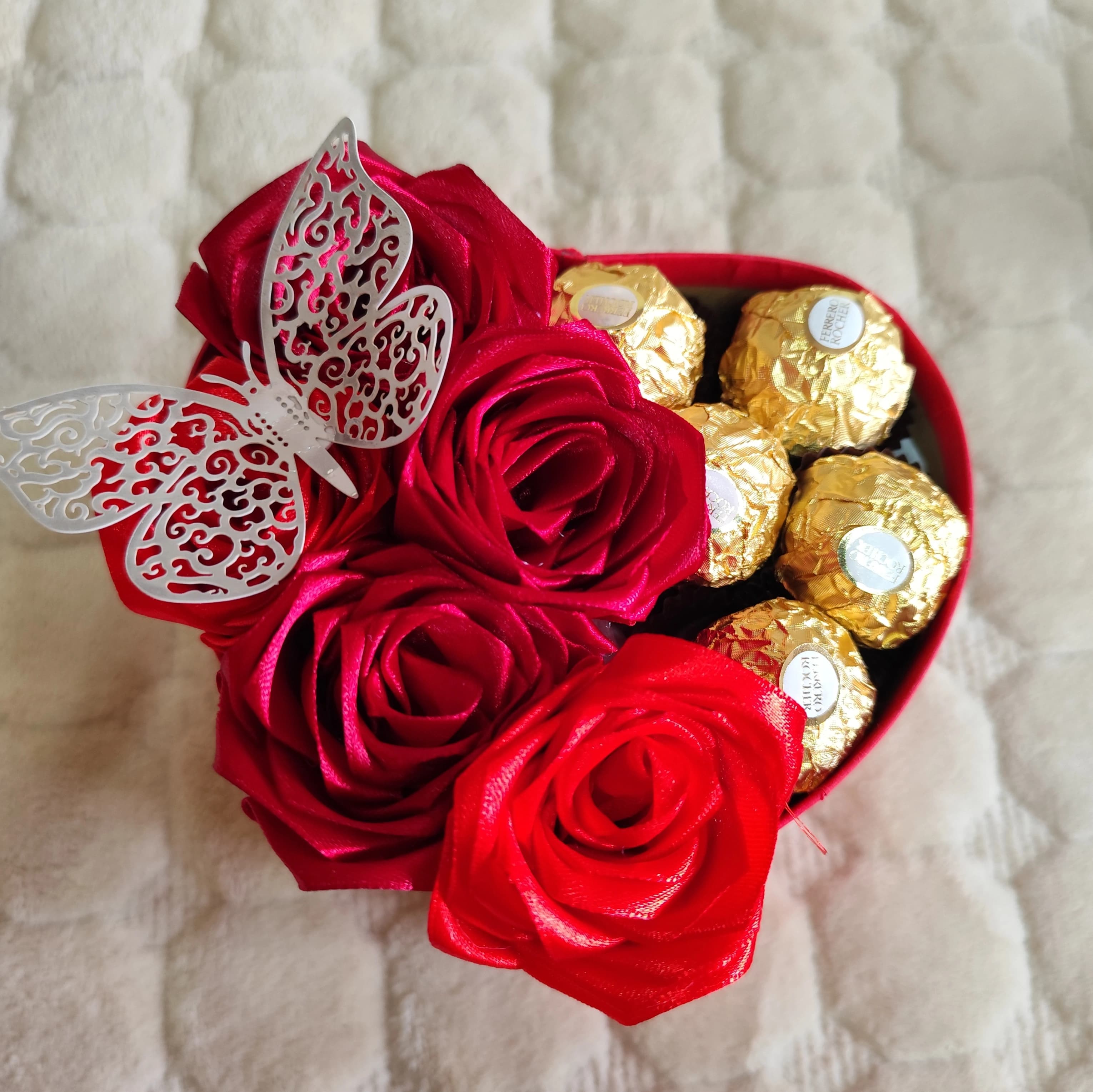 Poklon kutija u obliku srca sa ružama i Raffaellom